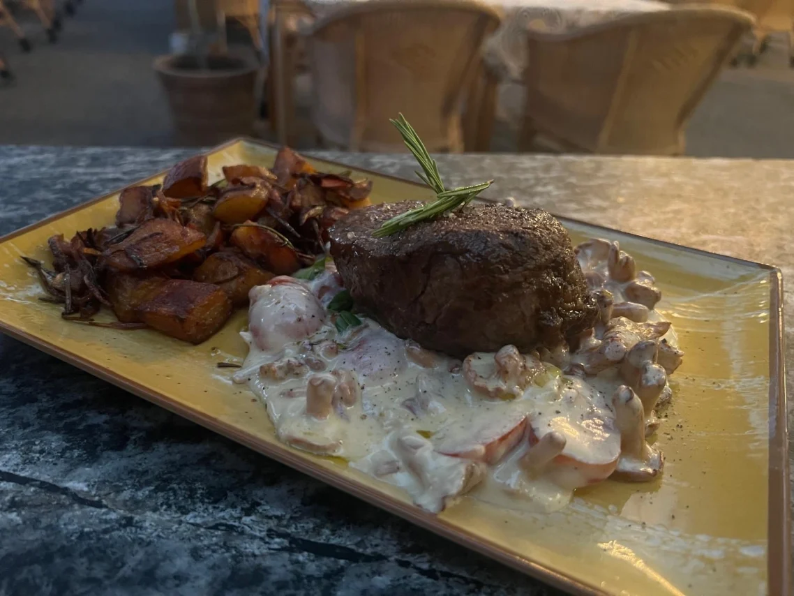 Zartes Rinderfilet mit Pilzen Saftiges Rinderfilet auf Kartoffelpüree mit Pfifferlingen und Speckwürfeln angerichtet
