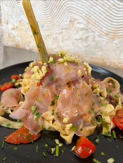 Pasta mit Thunfisch-Carpaccio Tagliatelle mit hauchdünnem Thunfisch-Carpaccio, Kirschtomaten und frischen Kräutern