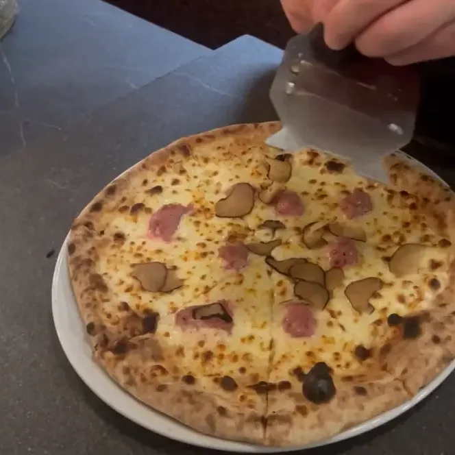 Pizza Tartufo Pizza mit italienischer Salsiccia und schwarzem Trüffel