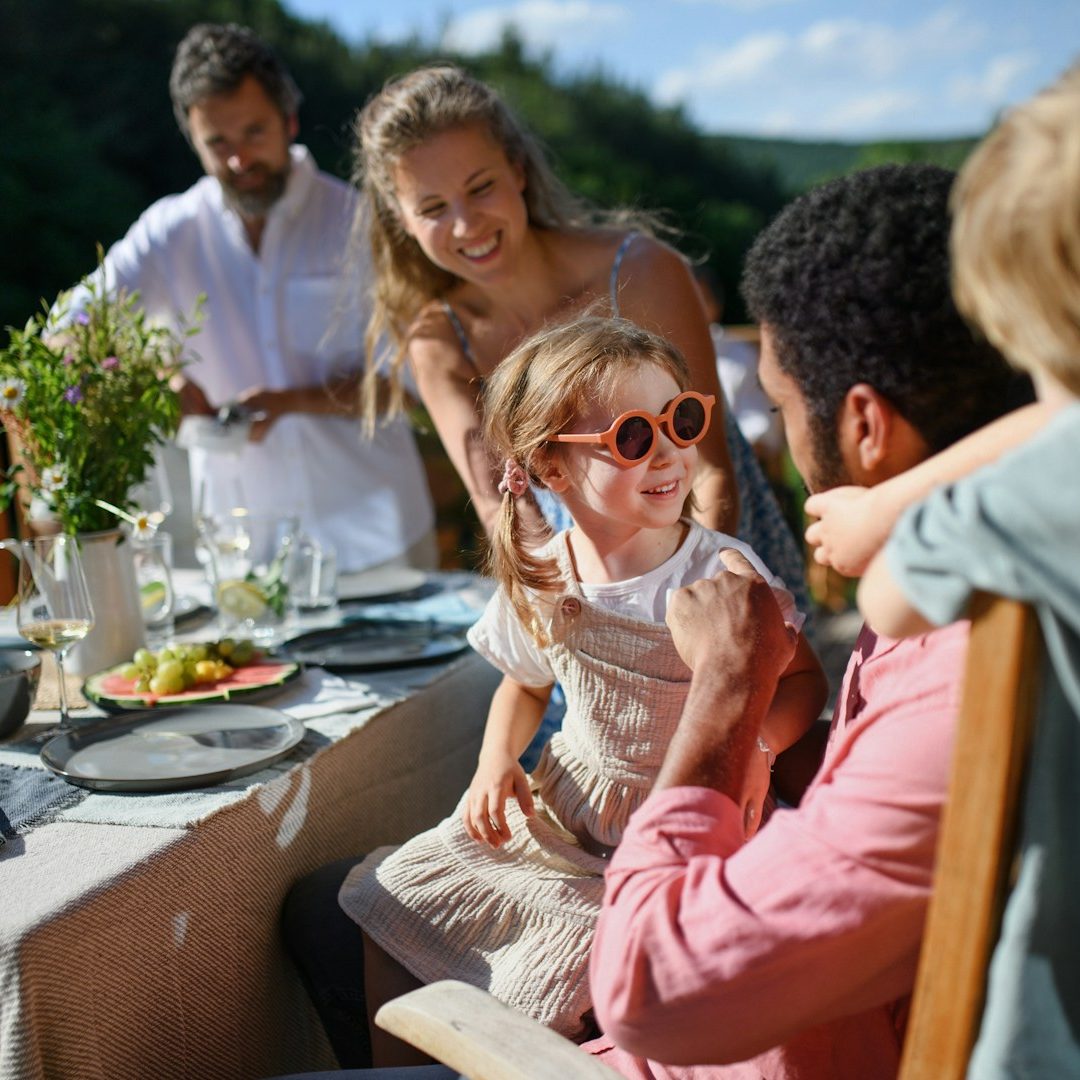 Eventlocation Trattoria Gusto Stockstadt am Rhein Familie beim Besuch des italienischen Restaurants Trattoria Gusto Da Davide e Hind in Stockstadt für eine Hochzeit