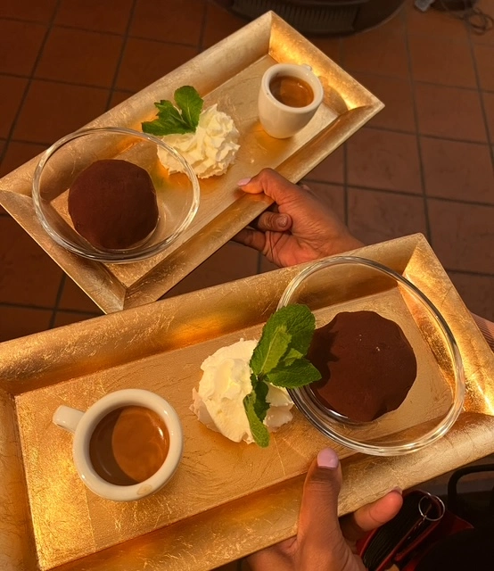 Italienisches Dessert mit Espresso Tartufo-Tiramisu-Dessert mit Espresso und Sahne auf Serviertablett