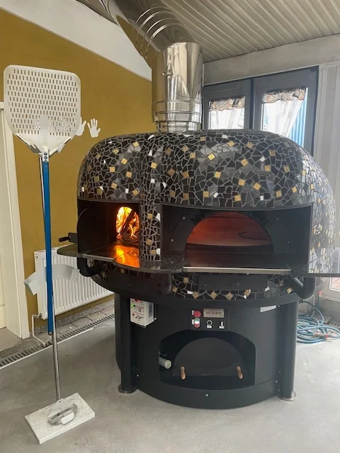 Holzofen der Trattoria Gusto in Stockstadt Holzofen mit glühenden Flammen in der Trattoria Gusto Da Davide e Hind - italienische Pizza in Stockstadt am Rhein