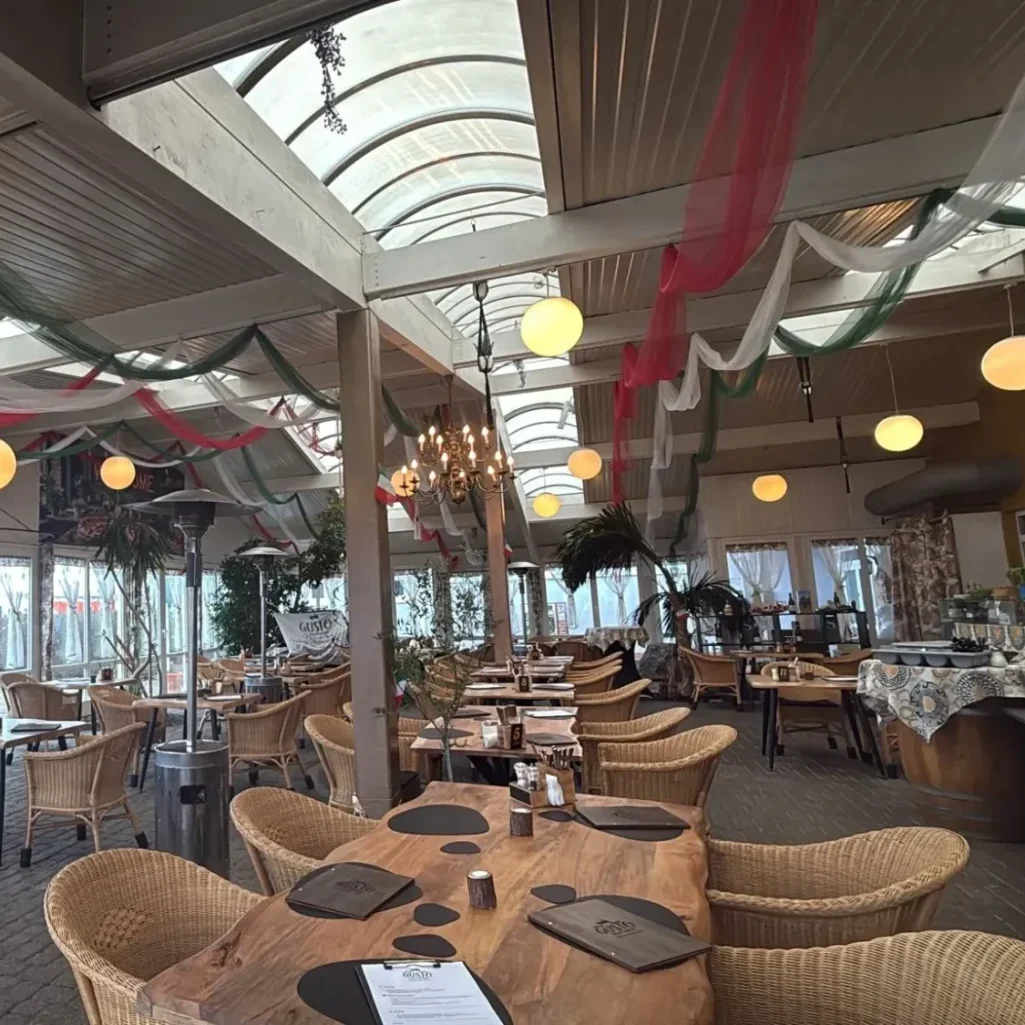 Speisesaal der Trattoria Gusto in Stockstadt Gemütlicher Gastraum mit Wintergarten in der Trattoria Gusto Da Davide e Hind Stockstadt