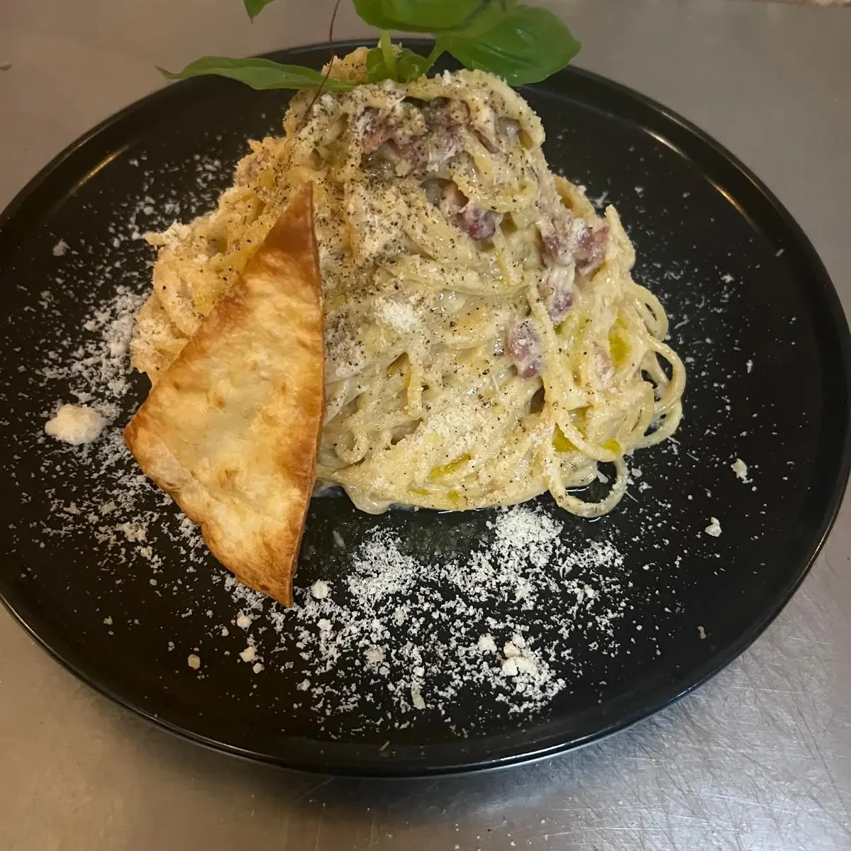 Hausgemachte Spaghetti Carbonara Teller mit hausgemachten Spaghetti Carbonara - Trattoria Gusto Da Davide e Hind